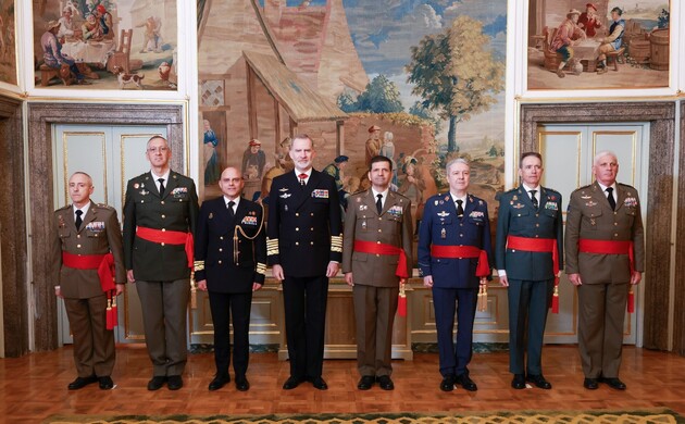 Fotografía de grupo de Su Majestad el Rey junto a un grupo de generales de división y vicealmirantes